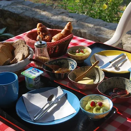 Le Chant Du Coq Bed & Breakfast *